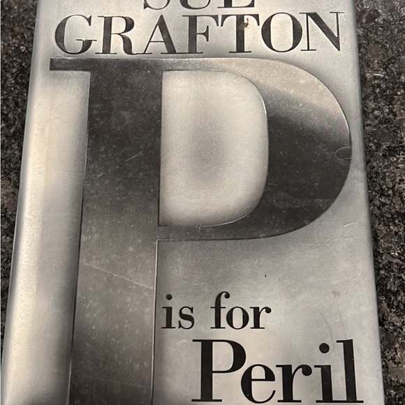 (3) books by Sue Grafton in great used condition - Picture 2 of 10
